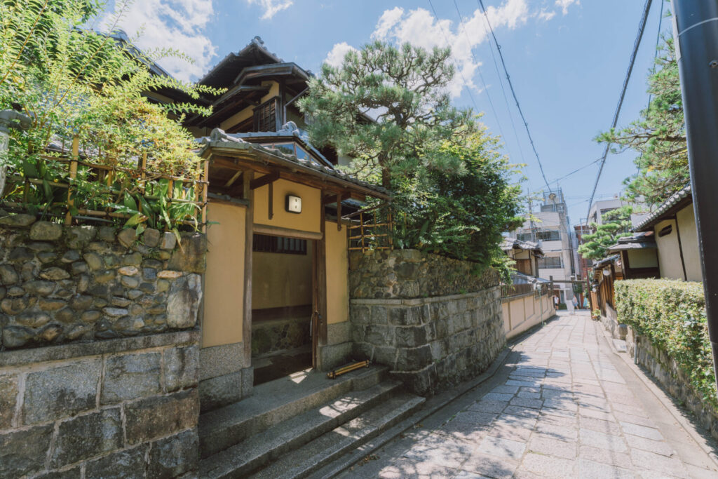 (販売開始)八坂の塔が眺める石塀小路の元老舗旅館