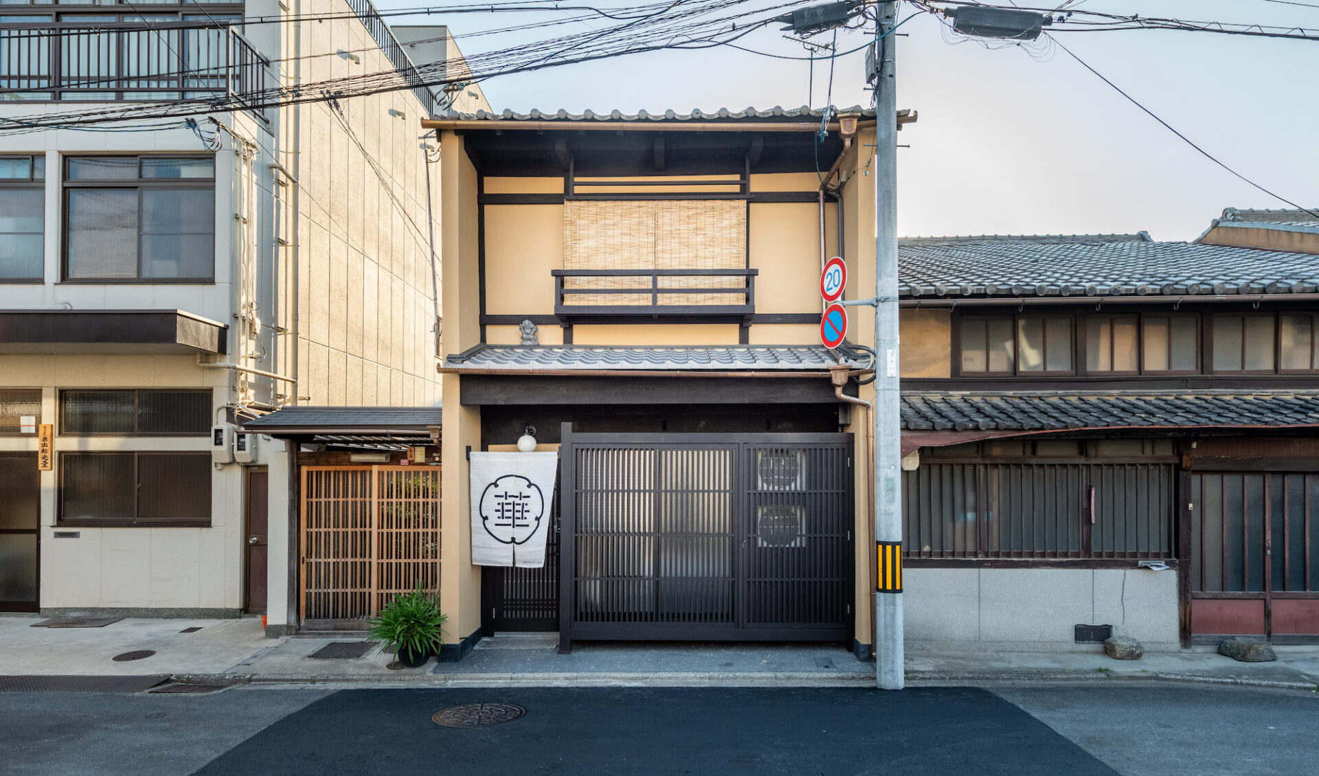 融合京町屋的古朴特色与现代日式设计元素的优雅民宿